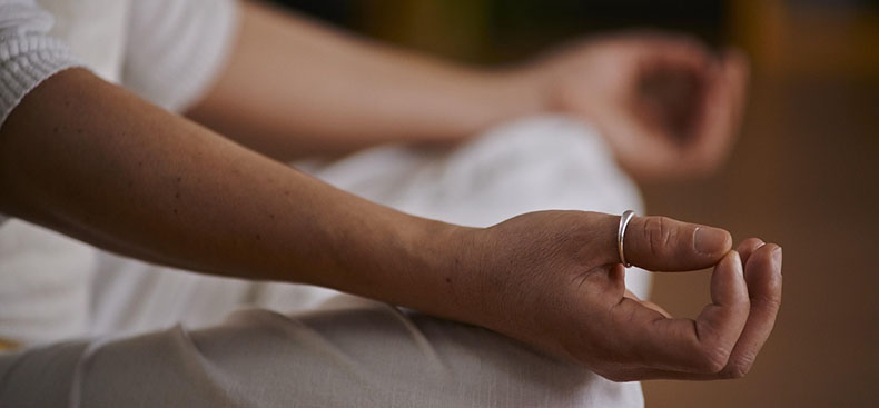 Meditación Guiada vs. Meditación en Silencio: ¿Cuál es Mejor?